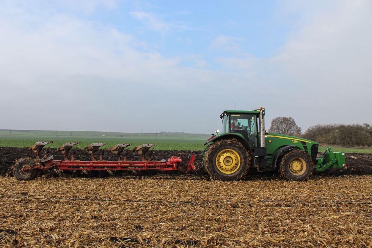 John Deere 8430 při orbě