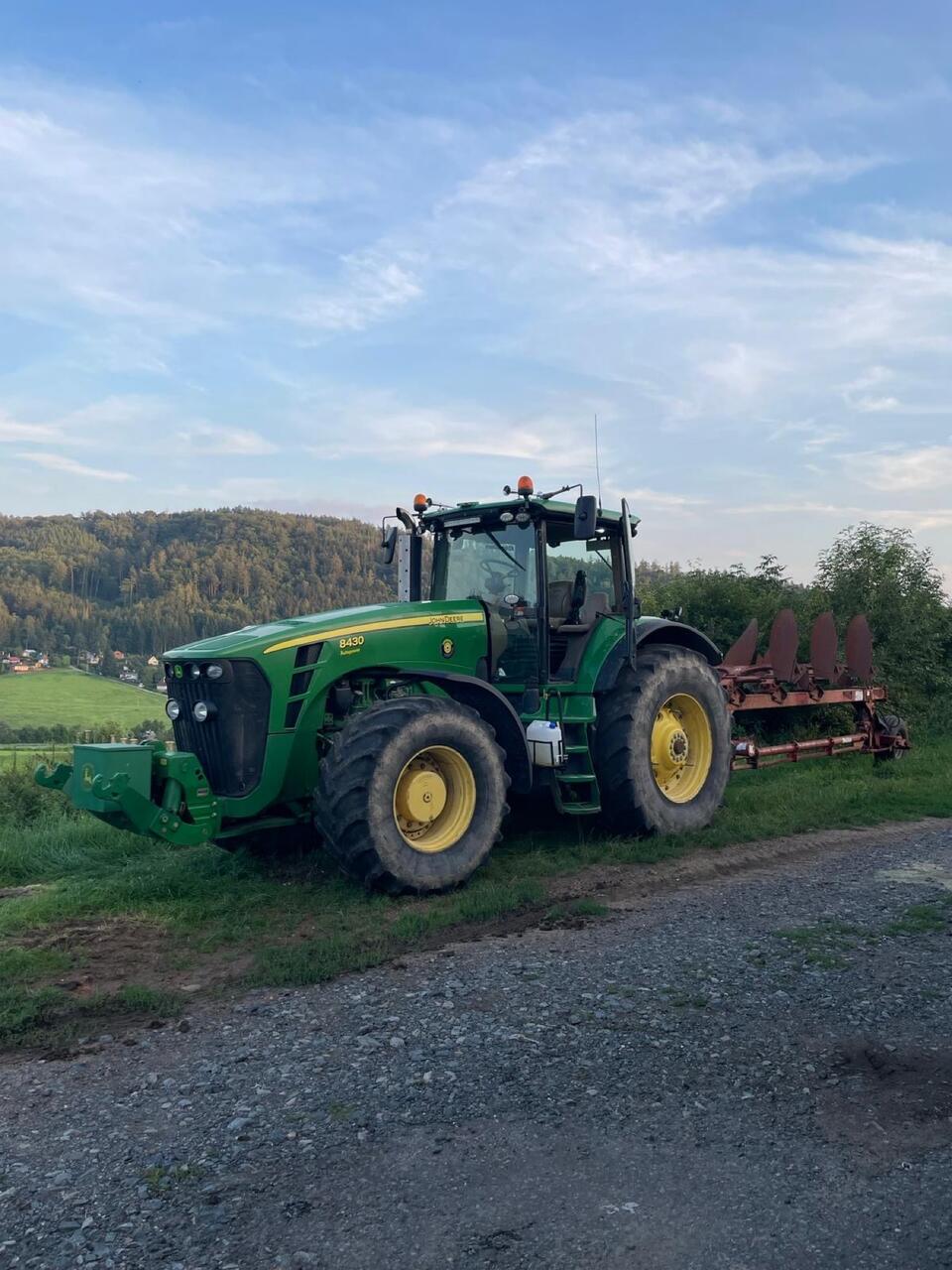 John Deere 8430 s pluhem