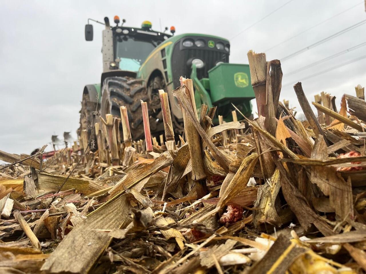 John Deere v kukuřičném strništi