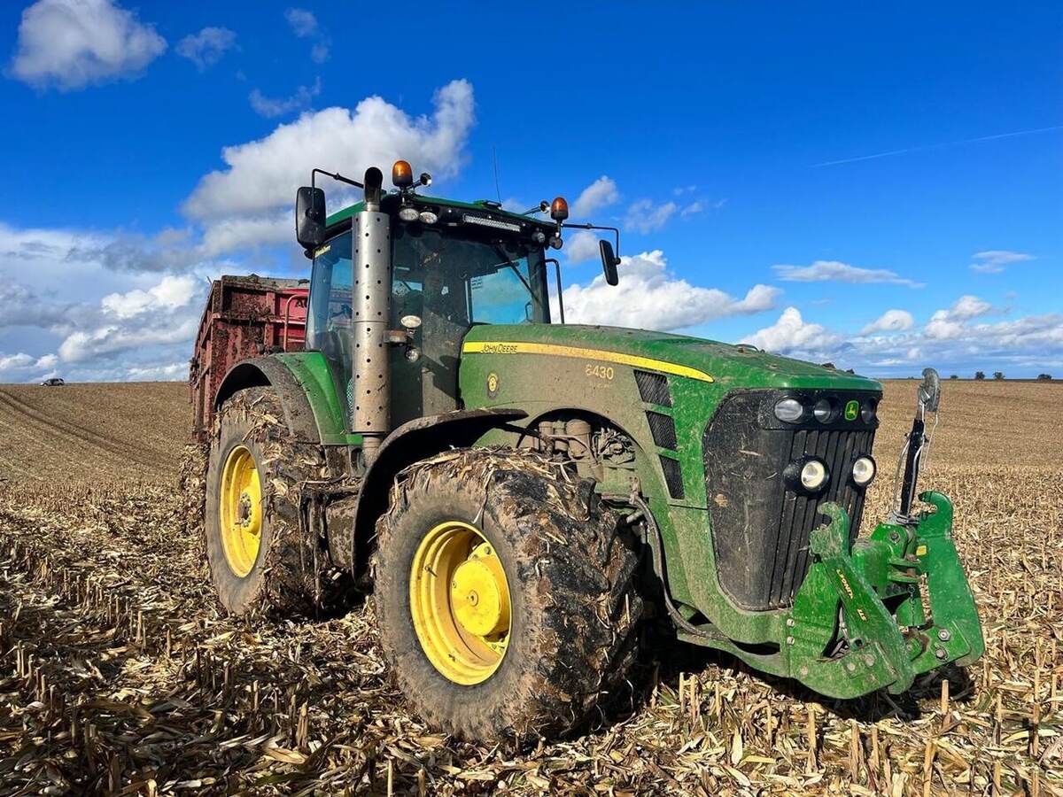 John Deere 8430 na poli