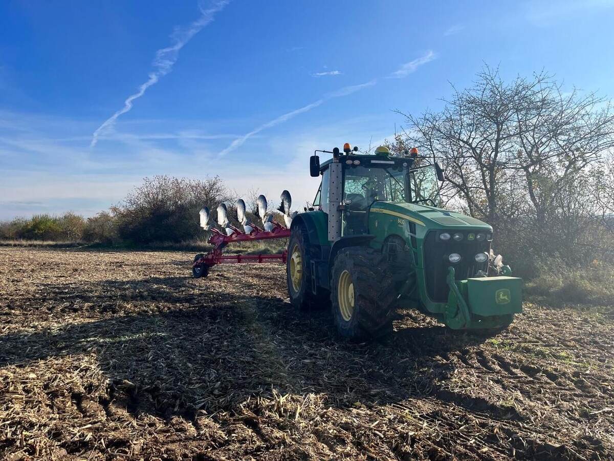 John Deere 8430 s pluhem
