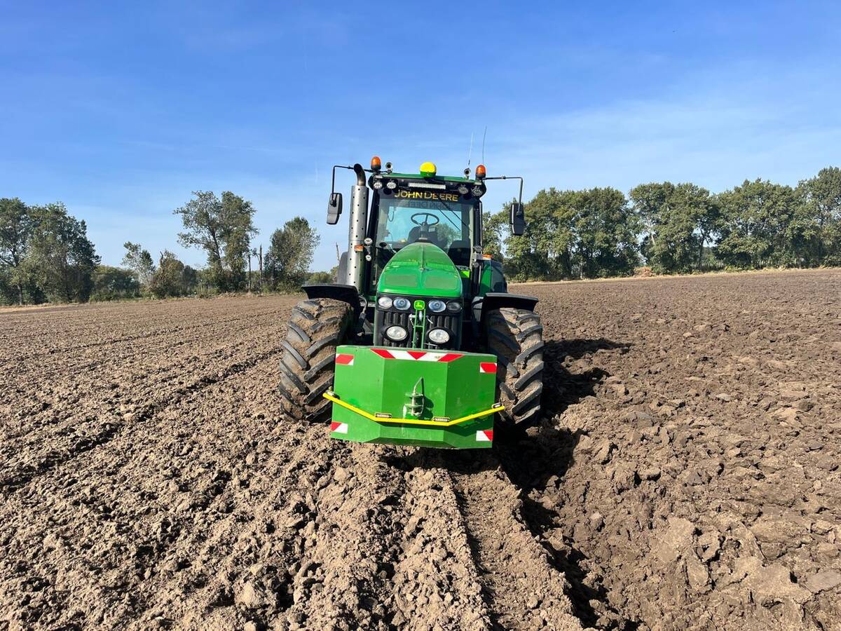 John Deere při orbě zepředu