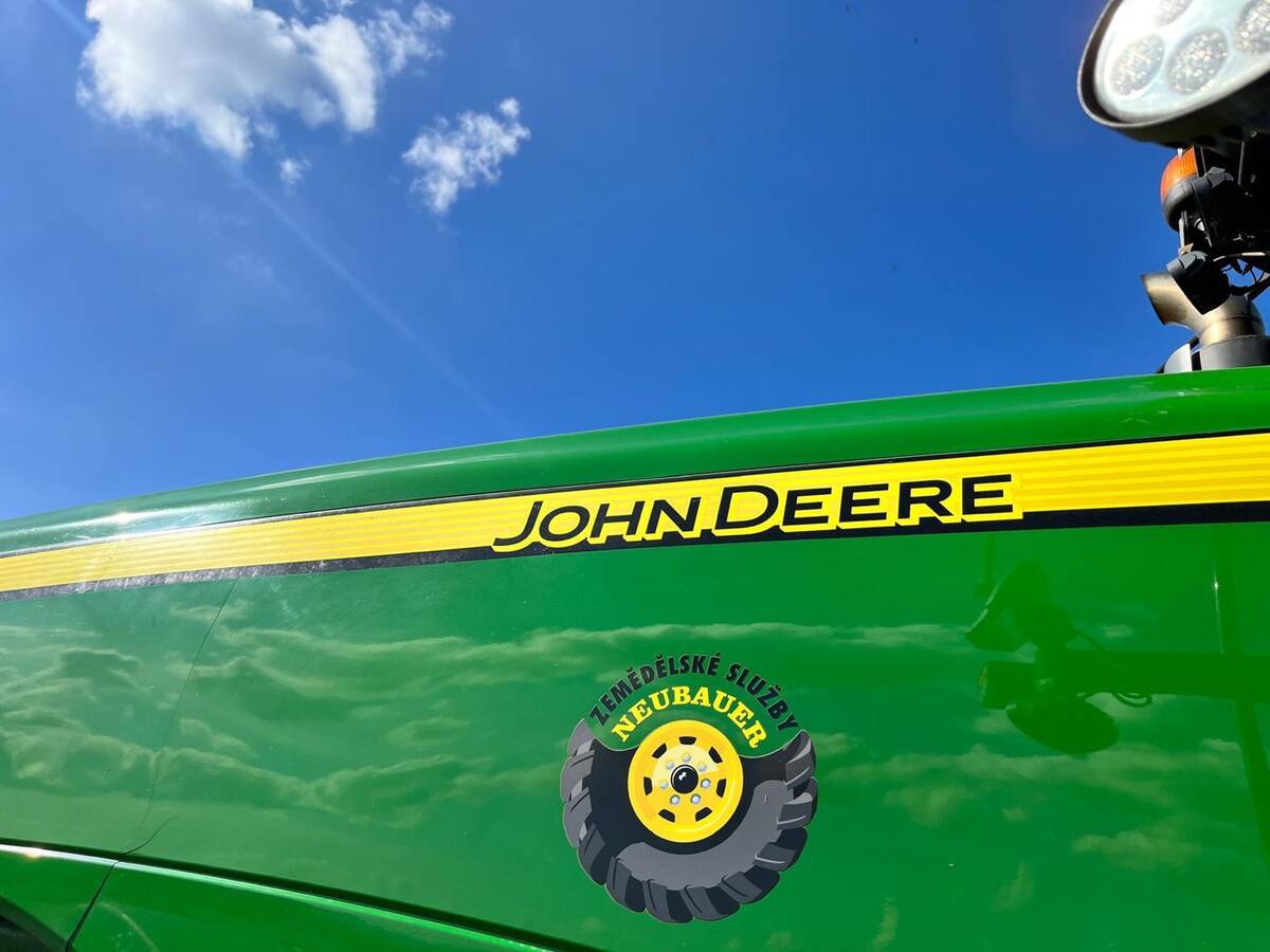 Logo Neubauer na John Deere