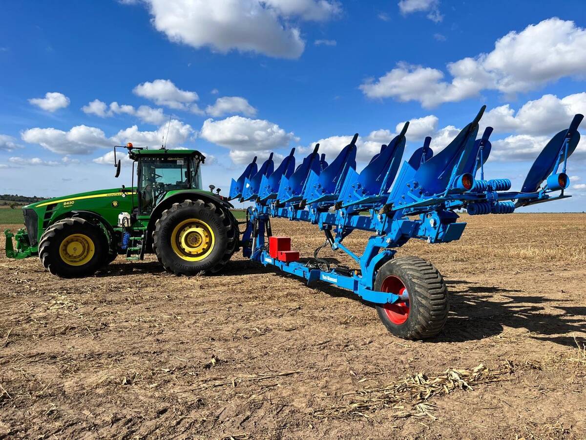 John Deere 8430 s dlouhým pluhem