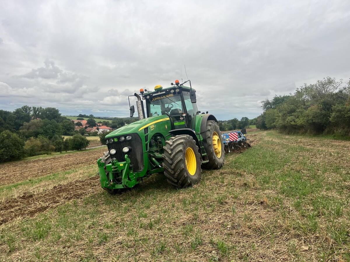 John Deere na mezi