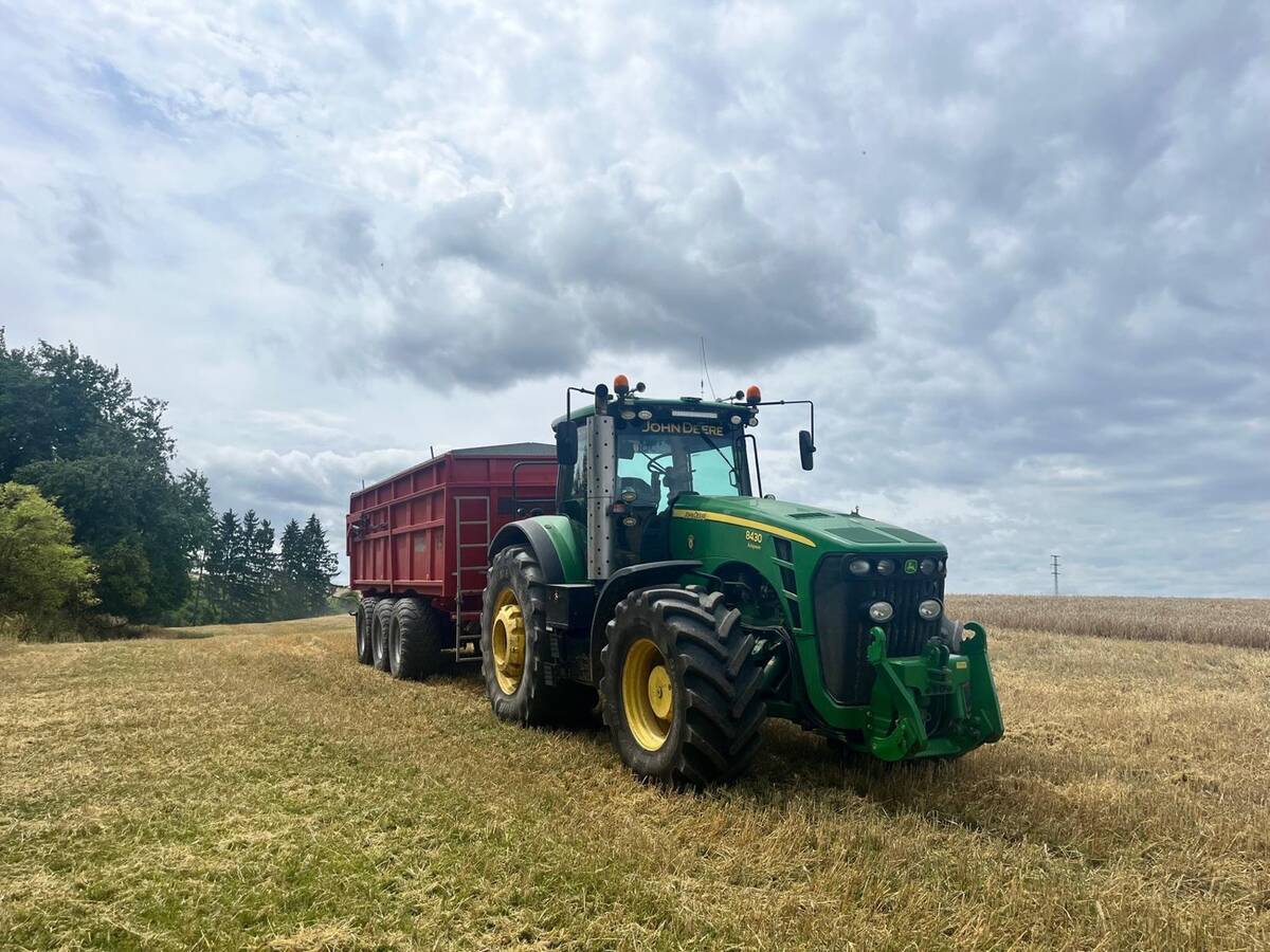 John Deere s návěsem