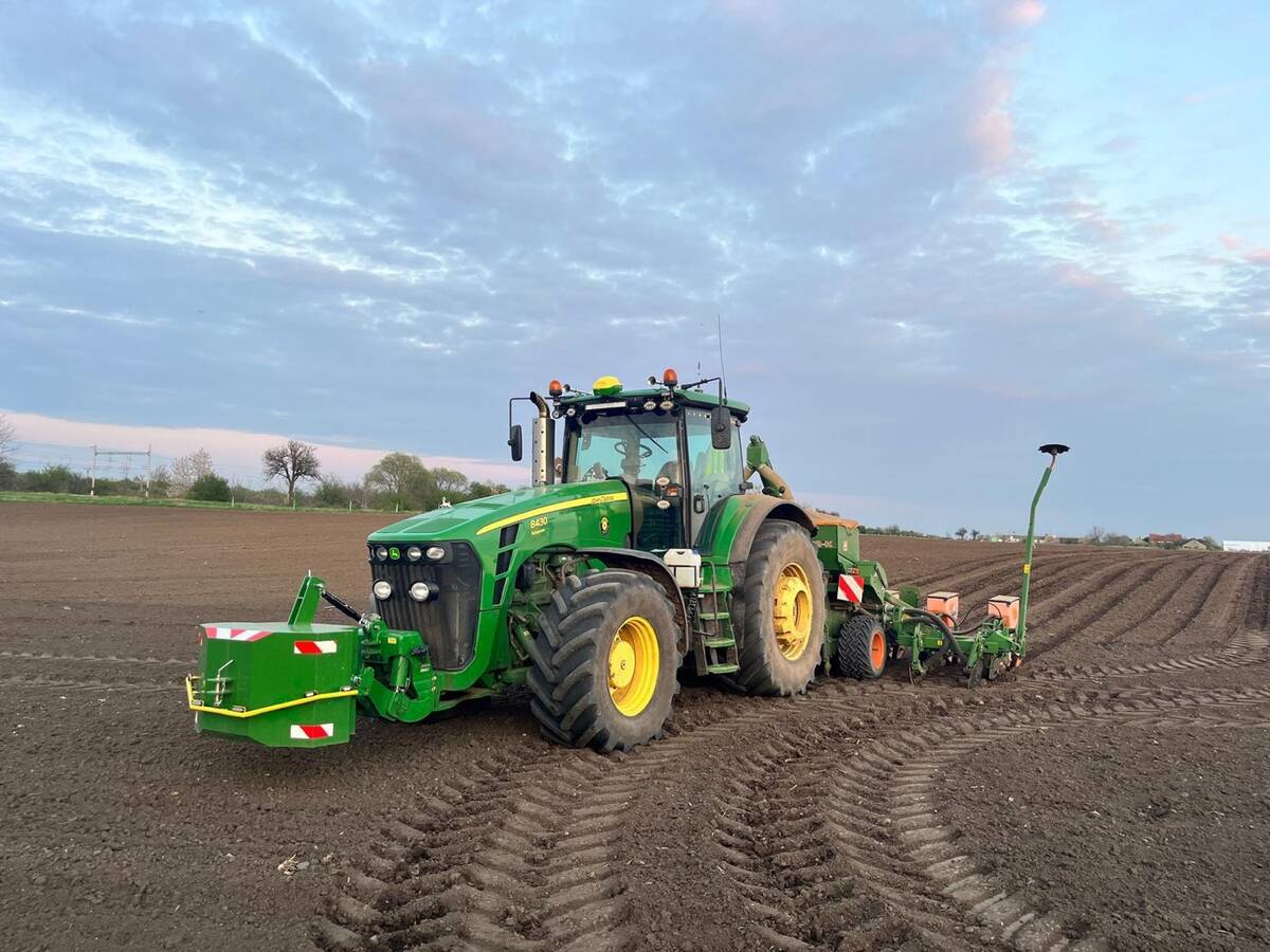 John Deere 8430 se secím strojem