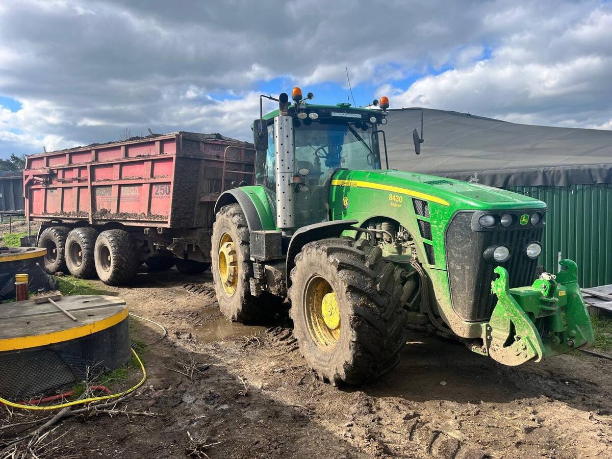John Deere s návěsem Mega