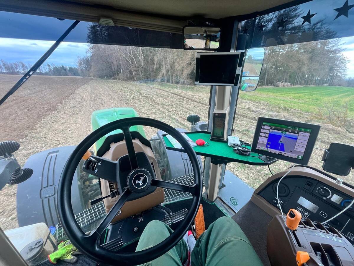 Kabina John Deere s navigací