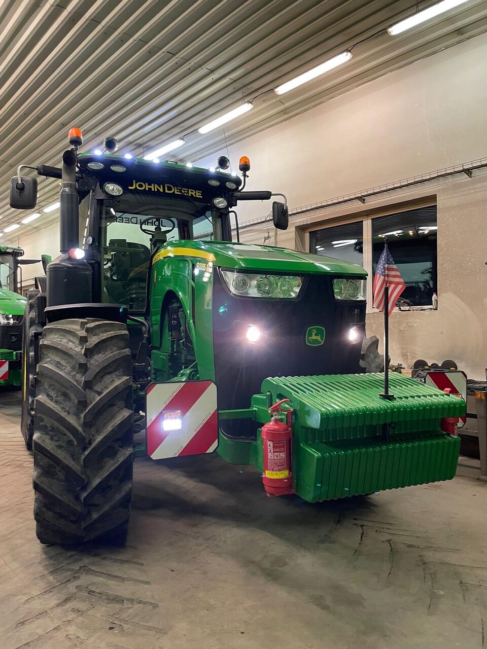 John Deere 8335R v hale