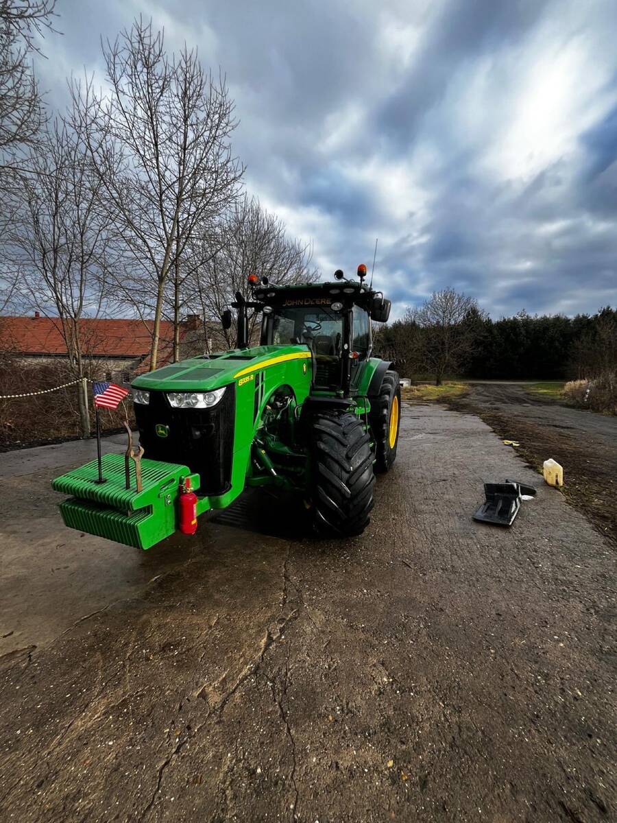 John Deere 8335R na dvoře