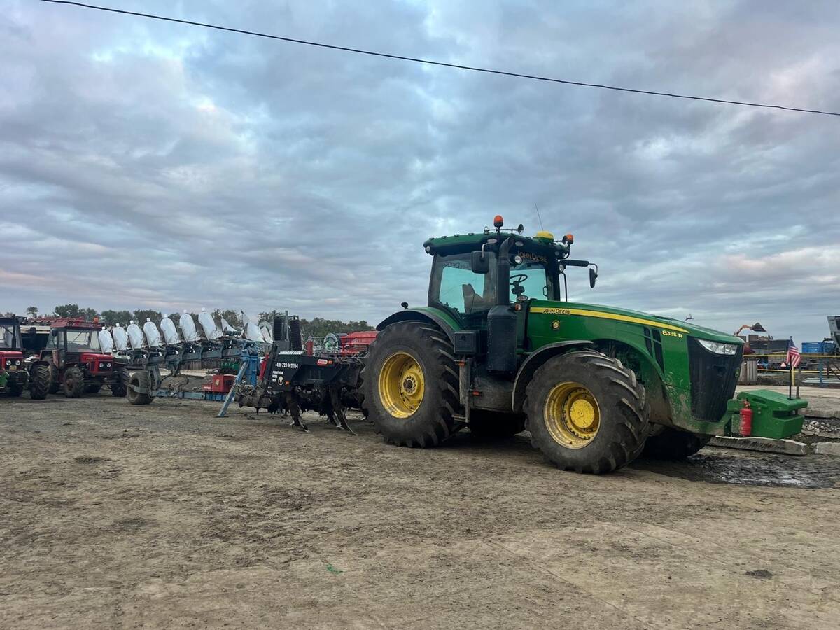 John Deere 8335R s kypřičem
