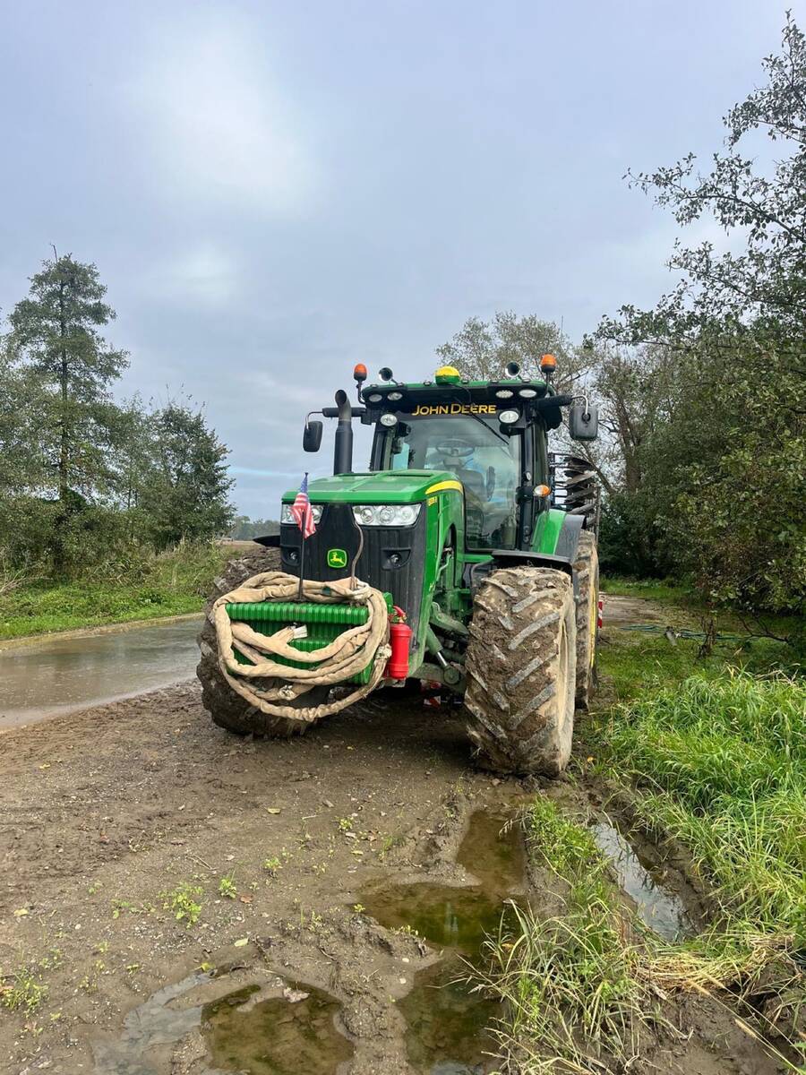John Deere 8335R v blátě