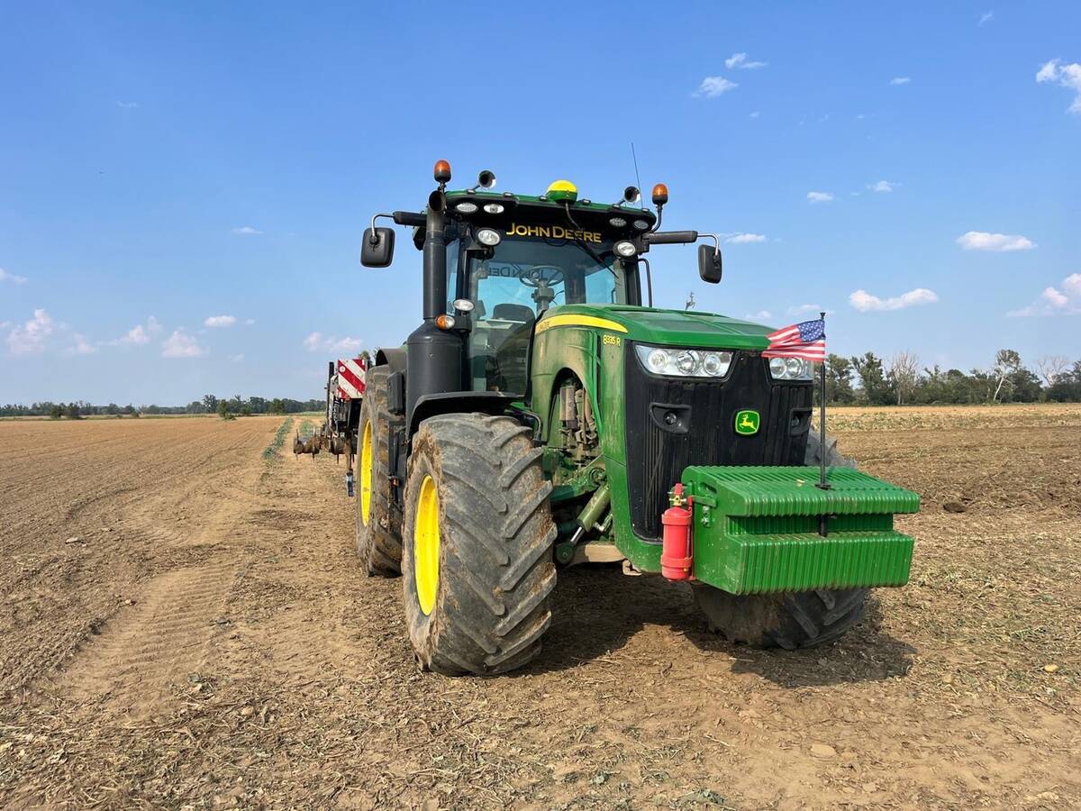 John Deere 8335R na strništi