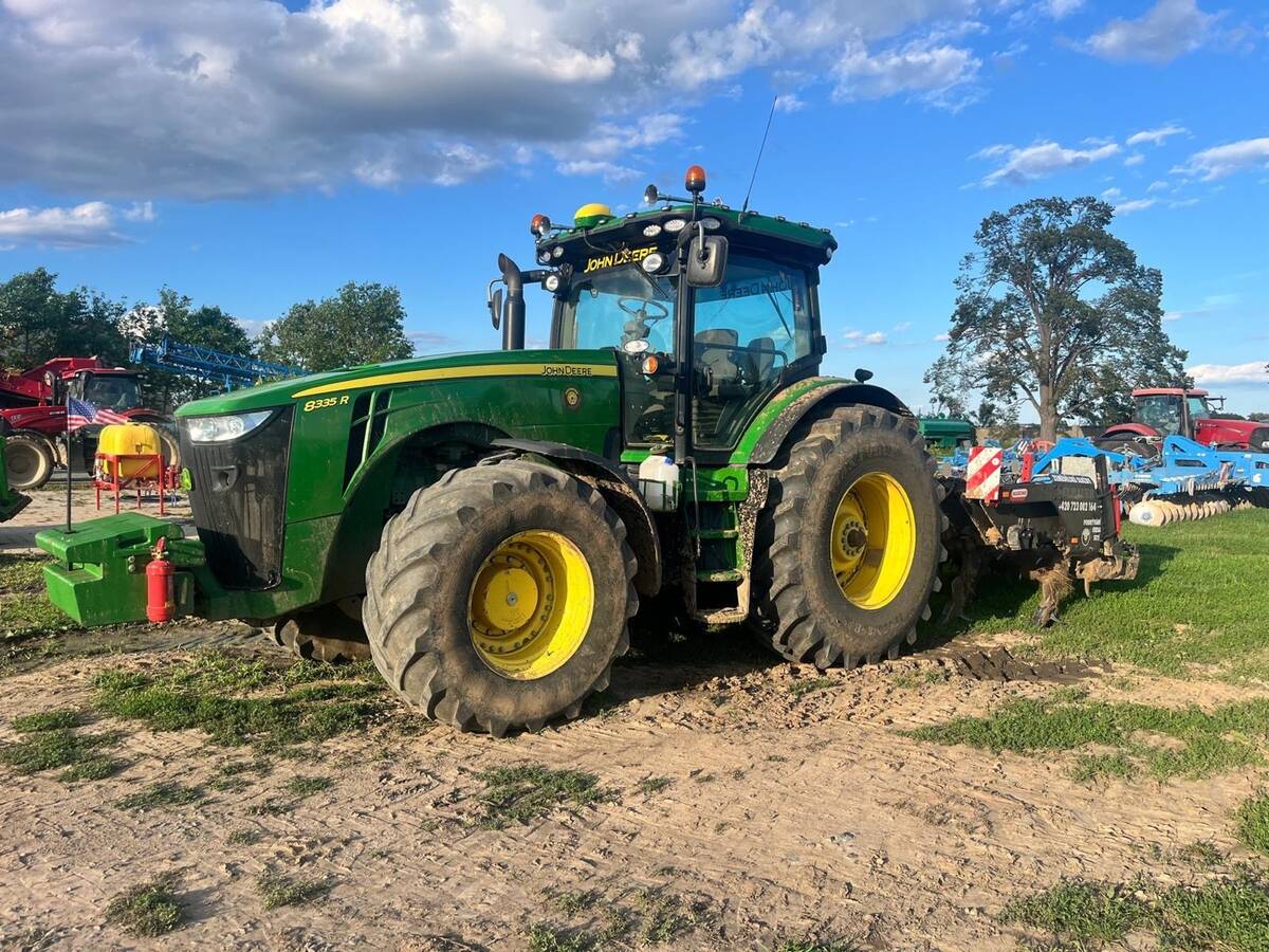 John Deere 8335R na dvoře