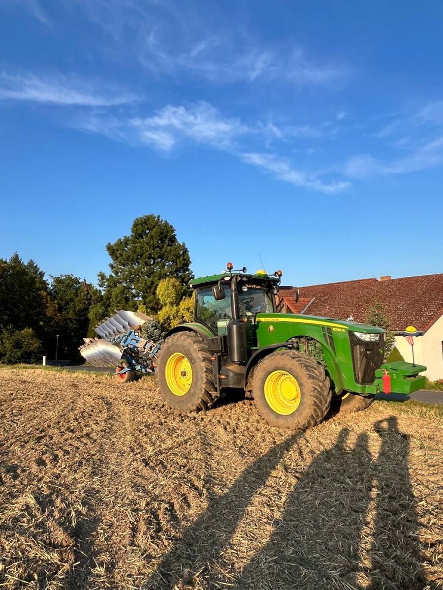John Deere 8335R u stavení
