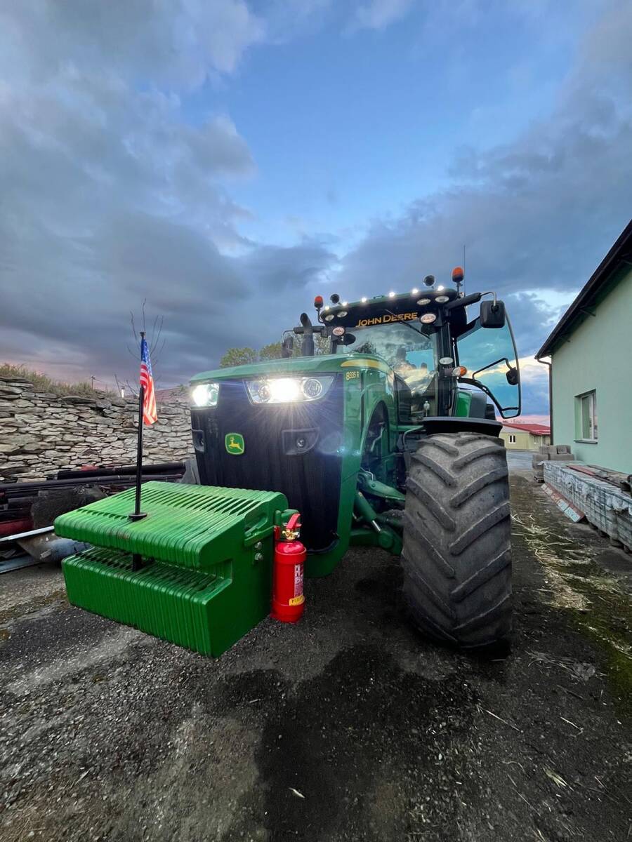 John Deere 8335R s rozsvícenými světly