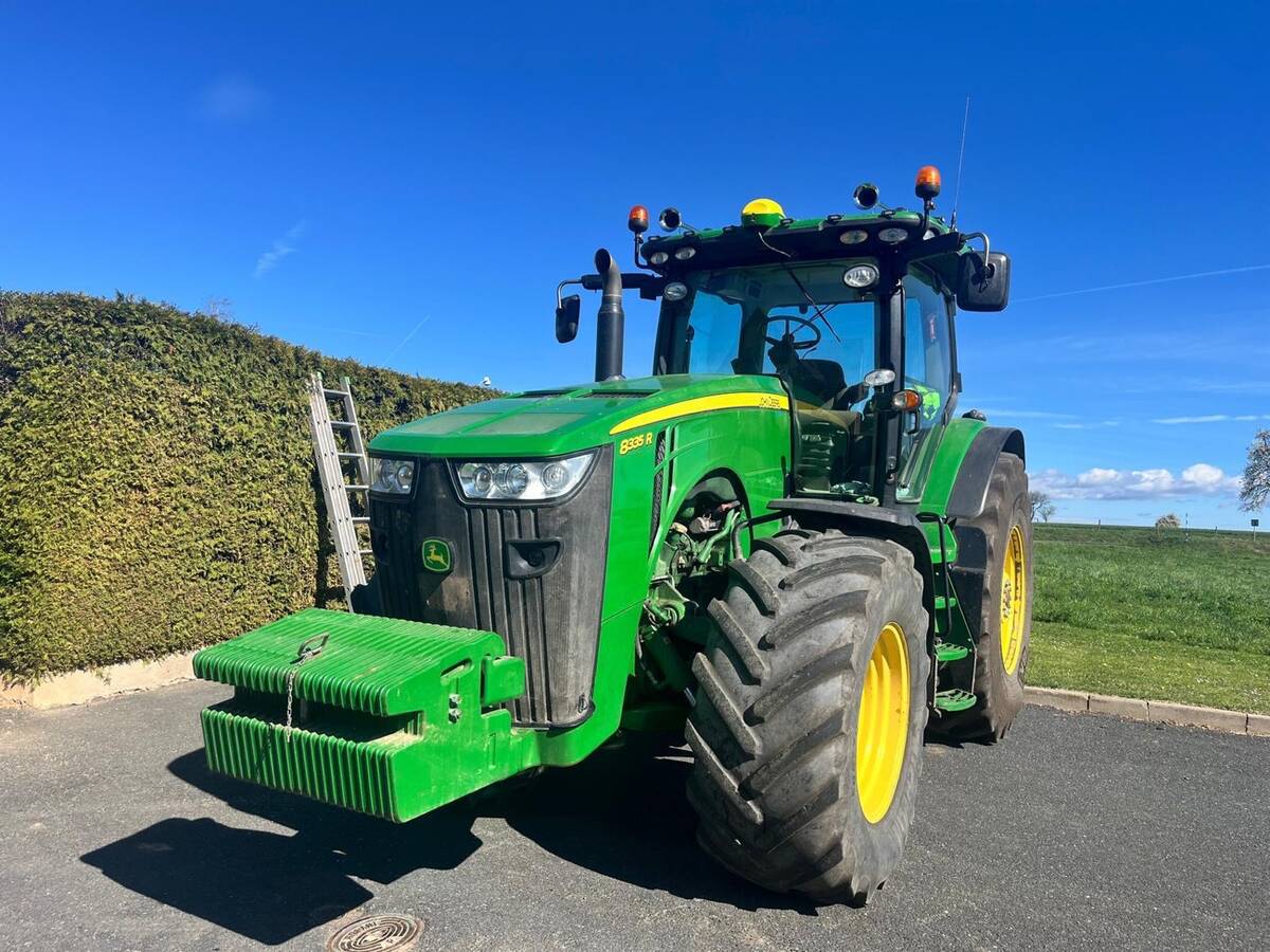 John Deere 8335R u živého plotu