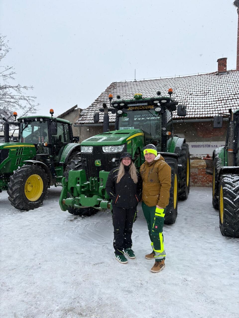 Tým u John Deere 8335R v zimě