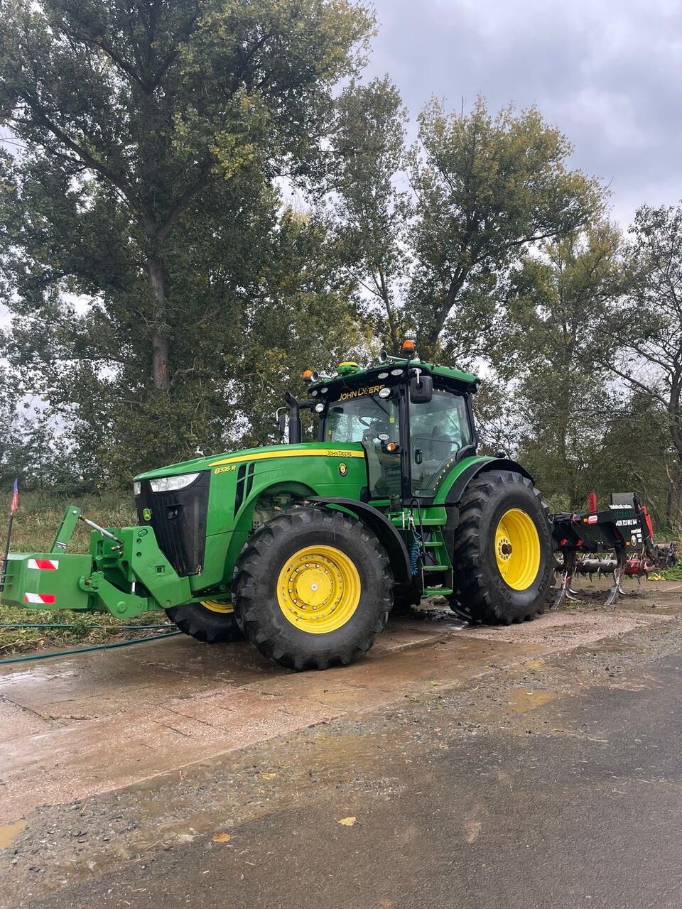 John Deere 8335R s kypřičem