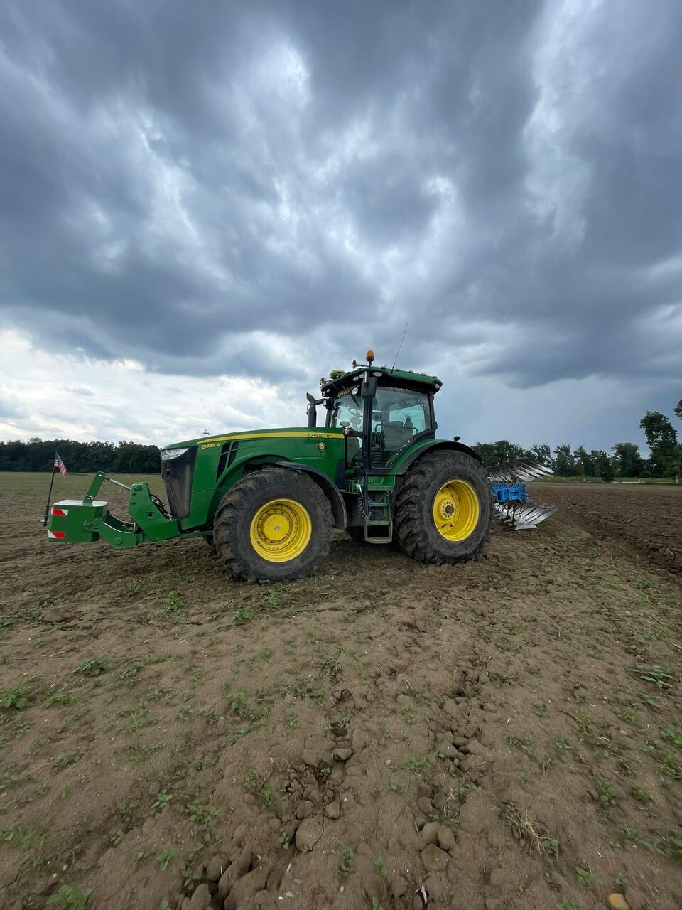 John Deere 8335R na poli