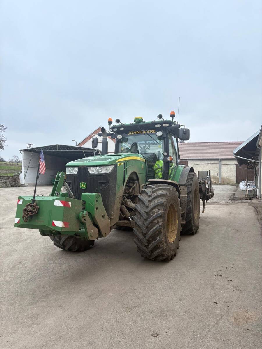 John Deere 8335R na dvoře
