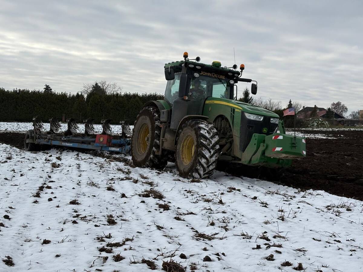 John Deere 8335R na zasněženém poli