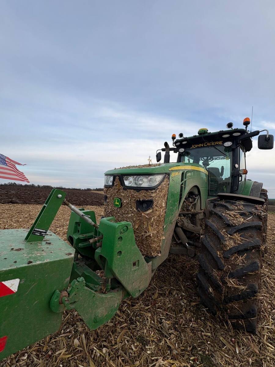 John Deere 8335R ve slámě