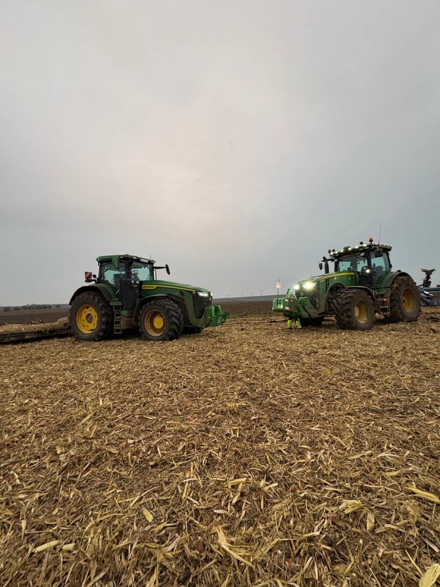 Dva traktory John Deere na strništi