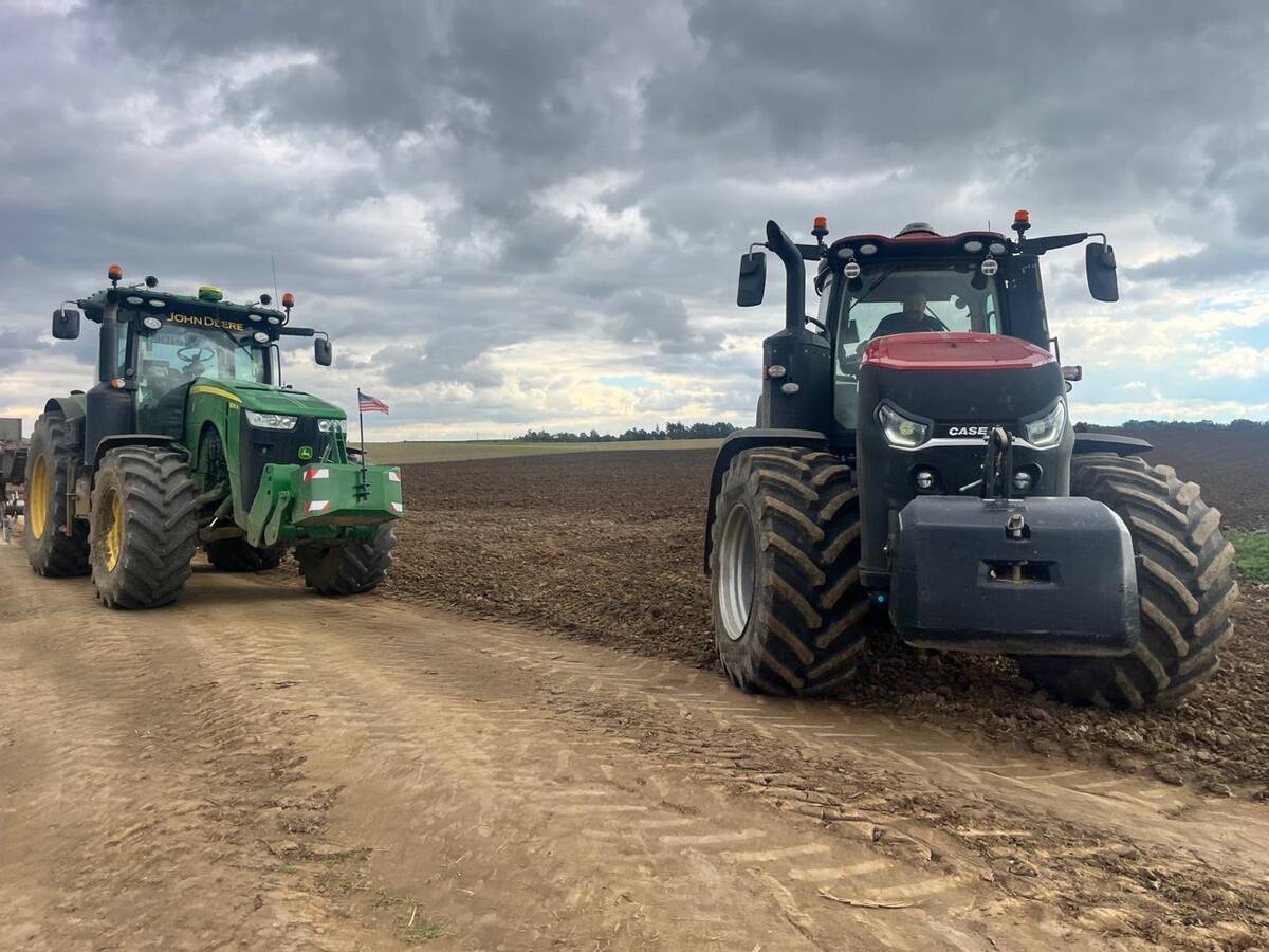 John Deere a Case na poli