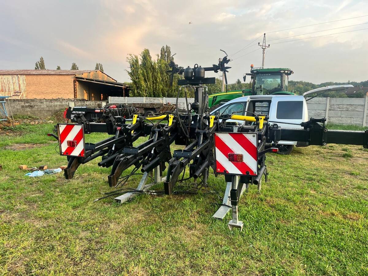 Strip-till nářadí na dvoře