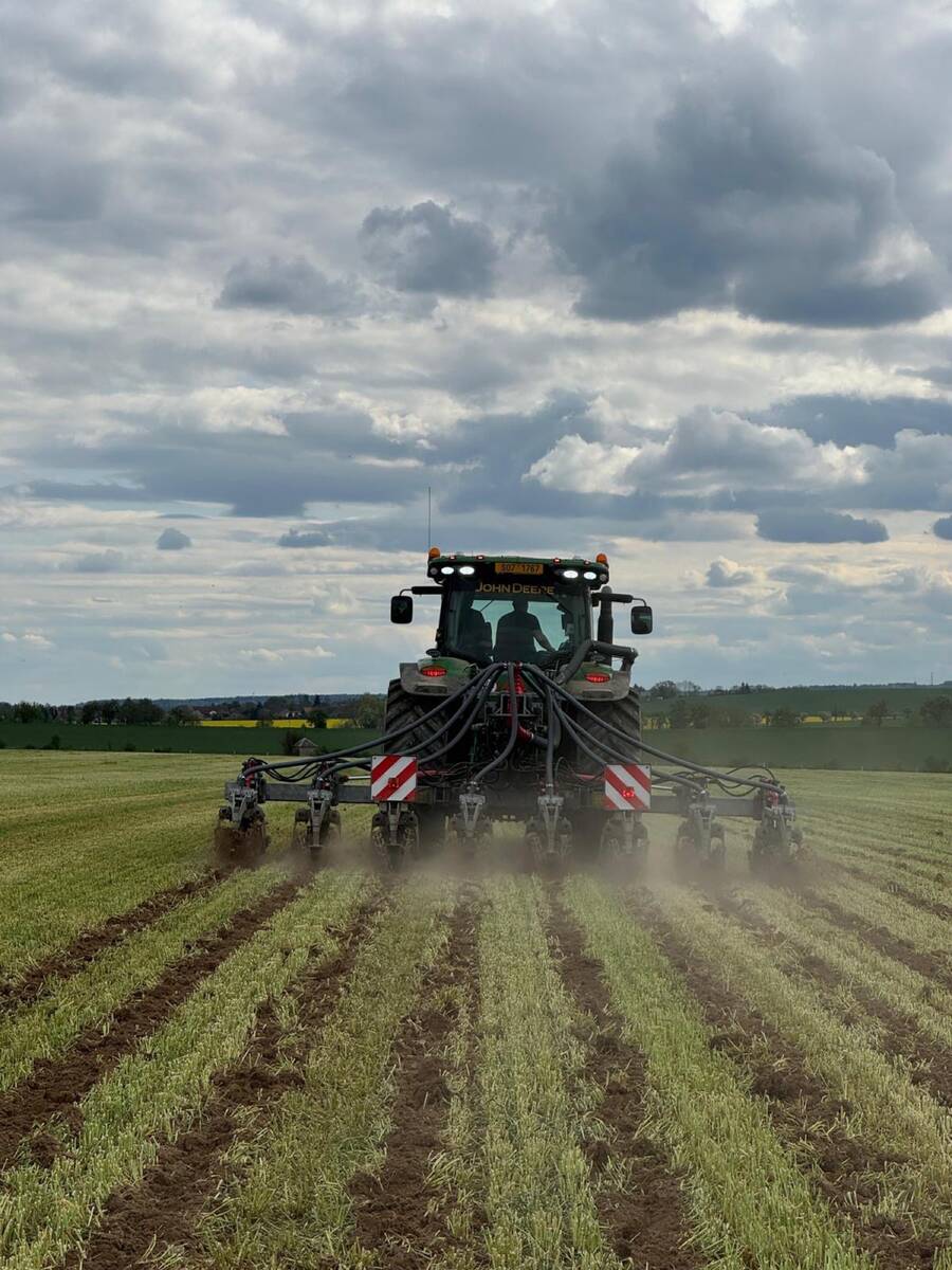 Strip-till zepředu