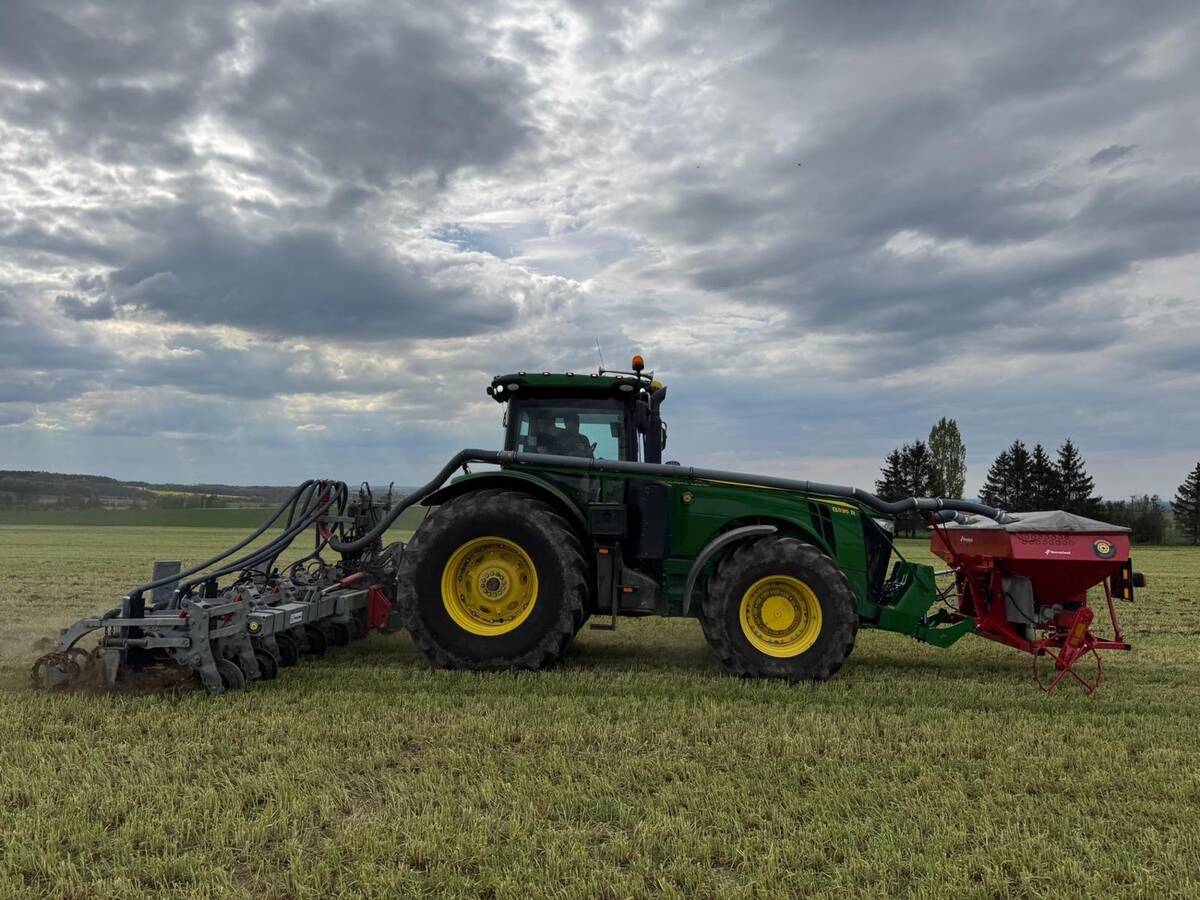 John Deere 8335R strip-till z boku