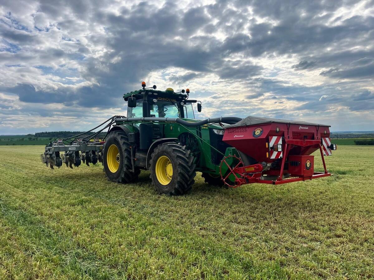 John Deere 8335R s Kverneland
