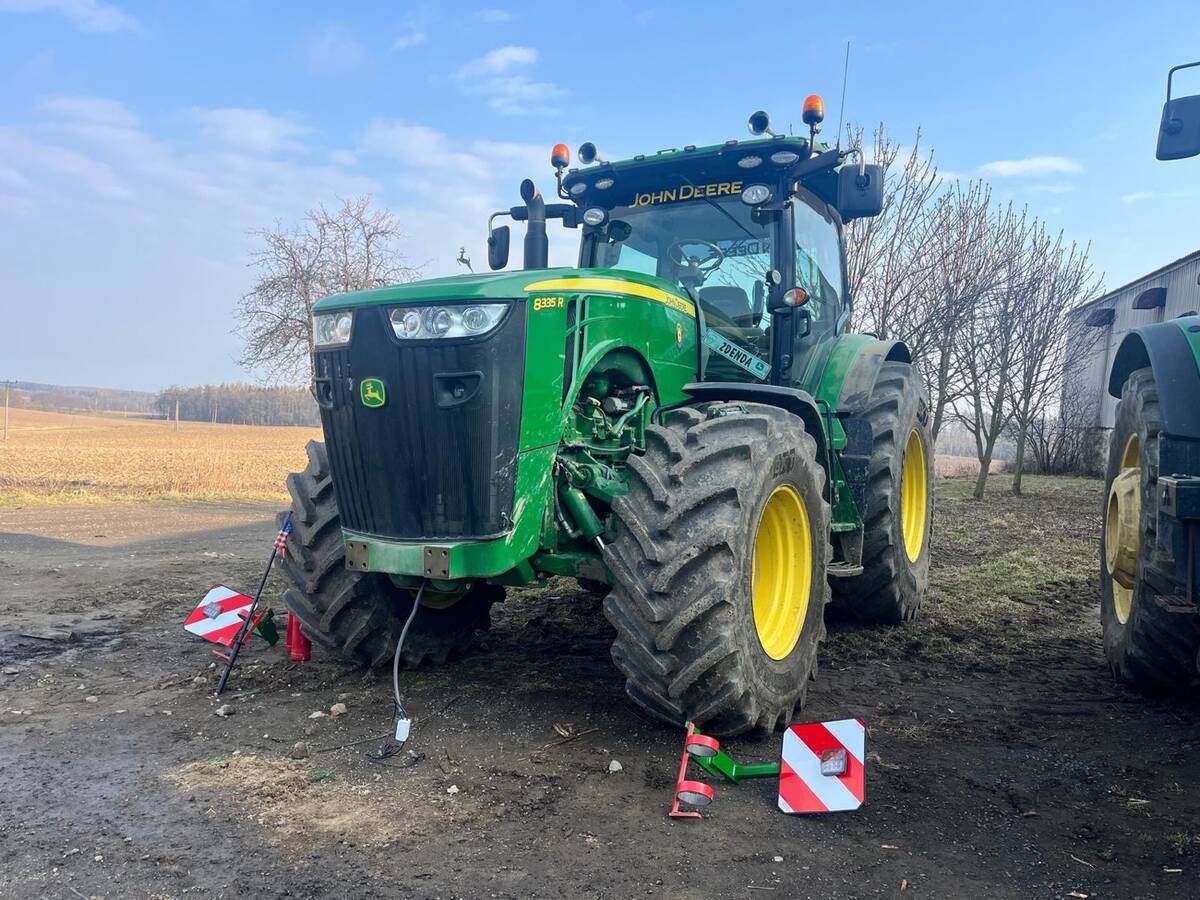 John Deere 8335R na dvoře