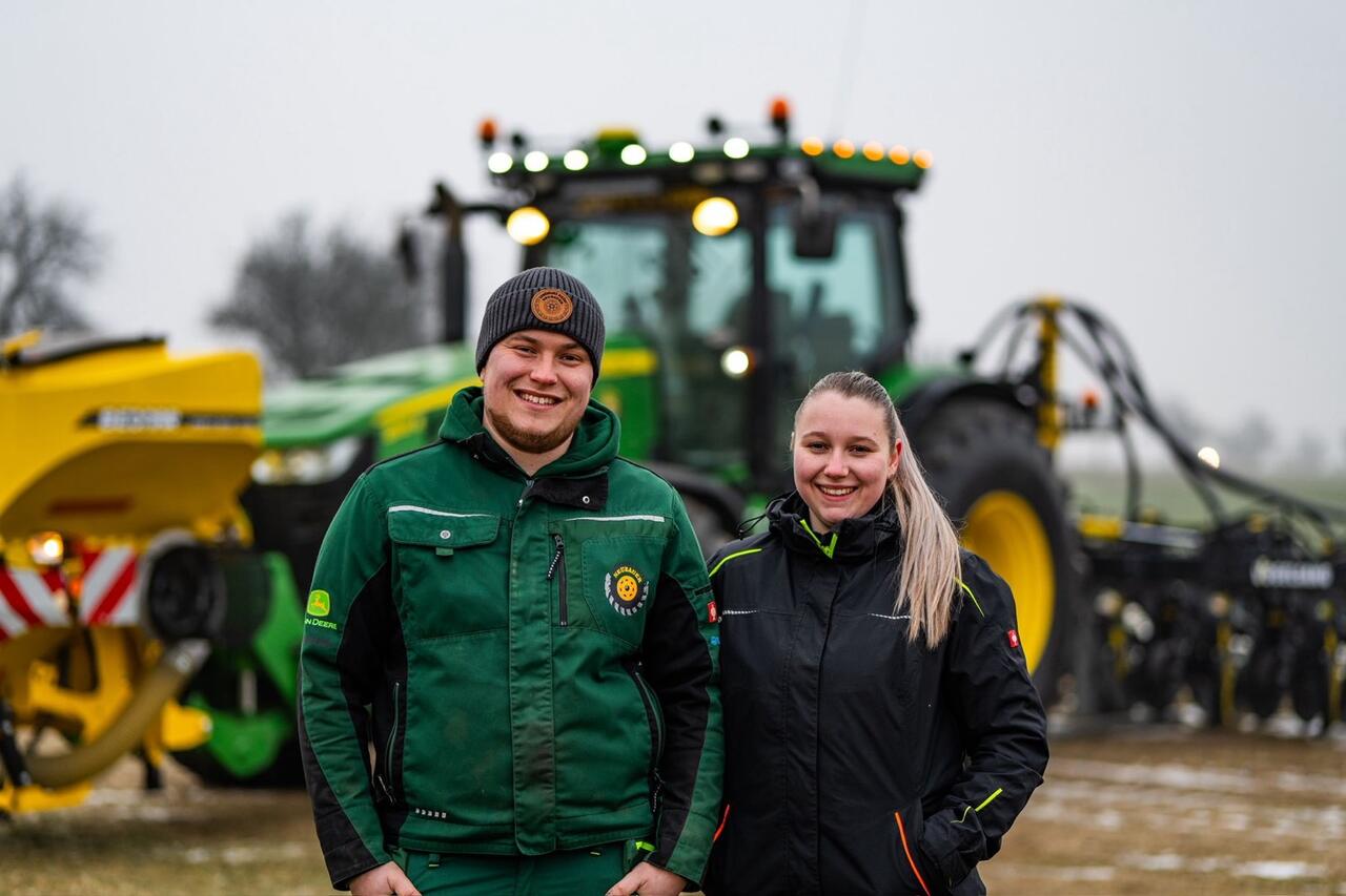 John Deere 8335R se secím strojem