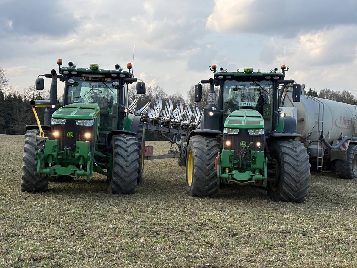 Dva traktory John Deere
