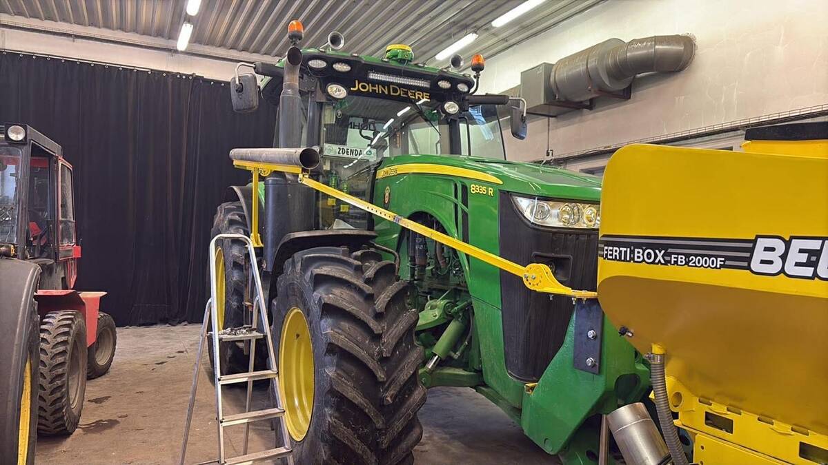 John Deere 8335R v hale